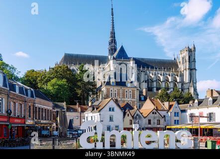 Kathedrale Notre-Dame und Place du Don mit dem Namen der Stadt in 3D-Buchstaben in Amiens im Departement Somme in der französischen Region Hauts-de-France Stockfoto