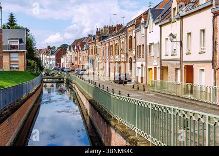 Kanal der Somme und historische Häuser in der Rue Canteraine im Bezirk Saint-Leu von Amiens im Departement Somme in der französischen Region Hauts-de-France Stockfoto