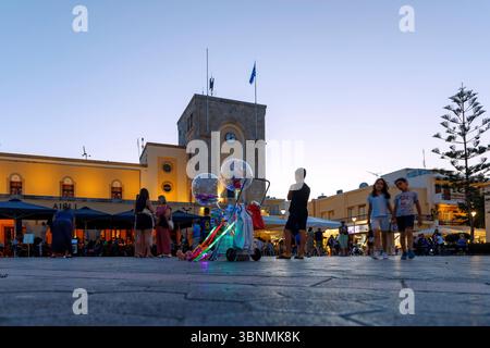 Platia Elefetherias (Freiheitsplatz, Marktplatz) mit Café Aigli (Aegli) in Kos Stadt auf der Insel Kos in Griechenland Stockfoto