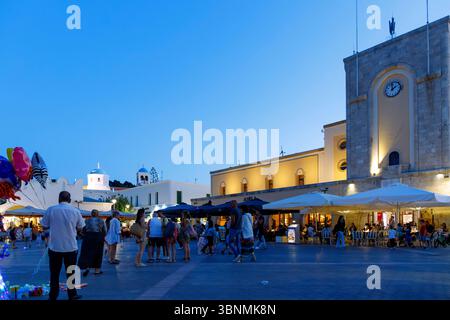 Platia Elefetheriias (Freiheitsplatz, Marktplatz) mit Markthalle, Kirche Agia Paraskevi und Café Aigli (Aegli) in Kos-Stadt auf der Insel Kos in Griechenland Stockfoto