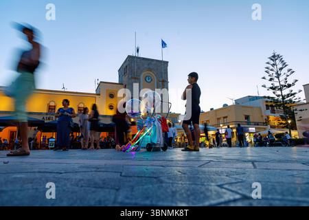 Platia Elefetherias (Freiheitsplatz, Marktplatz) mit Café Aigli (Aegli) in Kos Stadt auf der Insel Kos in Griechenland Stockfoto