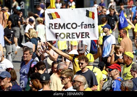 Lille, Frankreich. Juli 2025. Die Fans wurden während der Teampräsentation vor dem Tour de France Radrennen 2025 in Lille, Frankreich, am Donnerstag, den 03. Juli 2025, vorgestellt. Die 112. Ausgabe der Tour de France beginnt am Samstag, den 5. Juli in Lille, Frankreich, und endet am 27. Juli in Paris. BELGA FOTO DAVID PINTENS Credit: Belga News Agency/Alamy Live News Stockfoto