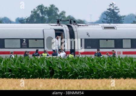 03. Juli 2025, Bayern, Straßkirchen: Polizei und Forensik untersuchen einen ICE-Zug, bei dem ein Mann mehrere Fahrgäste in Niederbayern attackierte. Der mutmaßliche Täter wurde verhaftet. Er hatte gefährliche Gegenstände bei dem Angriff benutzt. Foto: Armin Weigel/dpa Stockfoto