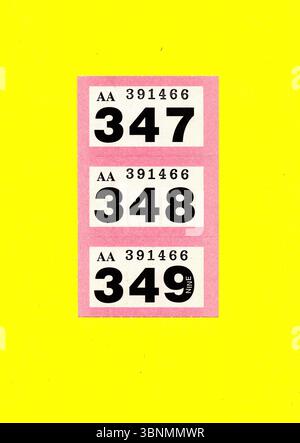 Ein Streifen von Vintage-Verlosungskarten auf einem farbenfrohen Hintergrund. Stockfoto