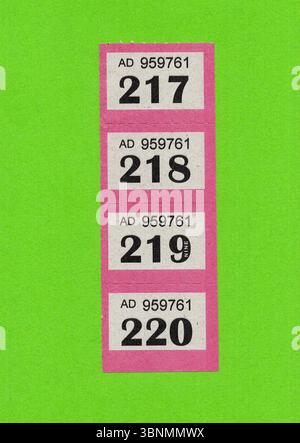 Ein Streifen von Vintage-Verlosungskarten auf einem farbenfrohen Hintergrund. Stockfoto