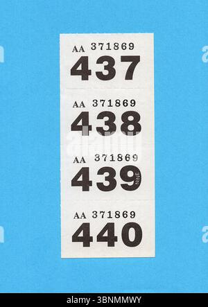 Ein Streifen von Vintage-Verlosungskarten auf einem farbenfrohen Hintergrund. Stockfoto