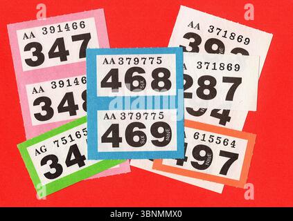 Eine Montage von Vintage-Verlosungskarten auf einem farbenfrohen Hintergrund. Stockfoto