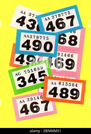 Eine Montage von Vintage-Verlosungskarten auf einem farbenfrohen Hintergrund. Stockfoto