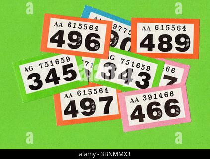 Eine Montage von Vintage-Verlosungskarten auf einem farbenfrohen Hintergrund. Stockfoto