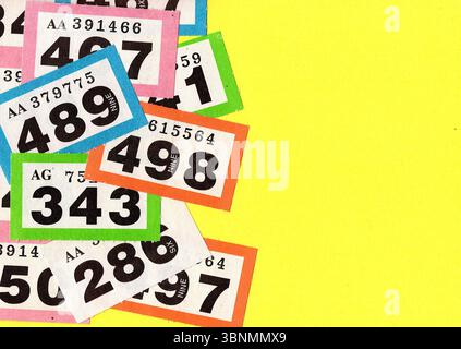 Eine Montage von Vintage-Verlosungskarten auf einem farbenfrohen Hintergrund. Stockfoto