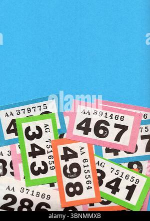 Eine Montage von Vintage-Verlosungskarten auf einem farbenfrohen Hintergrund. Stockfoto