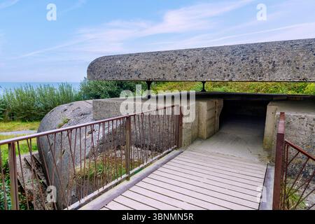 La Batterie Longues-sur-Mer (Betonbunker, Überreste einer deutschen Kampfbatterie der Atlantischen Mauer während des Zweiten Weltkriegs) in der Nähe von Arromanches an der Cote de Nacre (Cote de Nacre, Perlmuttküste, Landungsstrände) im Departement Calvados in der Normandie Stockfoto