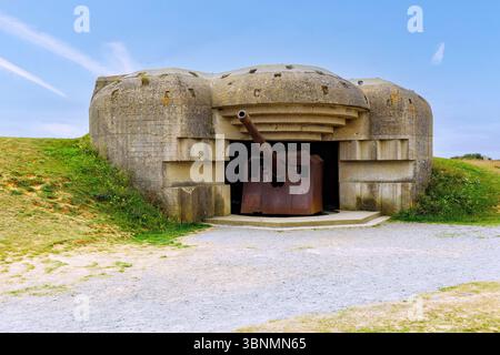 La Batterie Longues-sur-Mer (Betonbunker mit 150-Millimeter-Kanonen, Überreste einer deutschen Kampfbatterie der Atlantischen Mauer während des Zweiten Weltkriegs) in der Nähe von Arromanches an der Cote de Nacre (Cote de Nacre, Perlmuttküste, Landungsstrände) im Departement Calvados in der Normandie in Frankreich Stockfoto