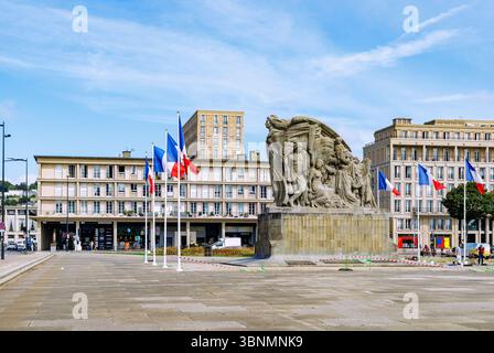 Kriegsmerkmal Monument aux Morts auf dem Place General de Gaulle und Auguste Perrets Häuser in Le Havre an der Alabasterküste (Cote d’Albatre) im Departement seine-Maritime in der Normandie in Frankreich Stockfoto