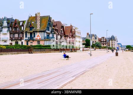Strand und Promenade von Les Planches in Trouviille-sur-Mer (Trouville) an der Blumenküste (Cote Fleurie, Cote Fleurie) im Departement Calvados in der Normandie in Frankreich Stockfoto