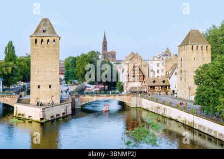Blick auf Ponts Couverts und den Straßburger Dom (Straßburger Dom, Liebfrauenmünster, La Cathedrale Notre-Dame) von Barrage Vauban in Straßburg im Unterrhein-Département Grand Est im Elsass in Frankreich Stockfoto
