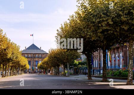 Place Broglie mit Hotel de Ville (Rathaus) und Blick auf die Oper in Straßburg im Unterrhein-Département Grand Est im Elsass in Frankreich Stockfoto
