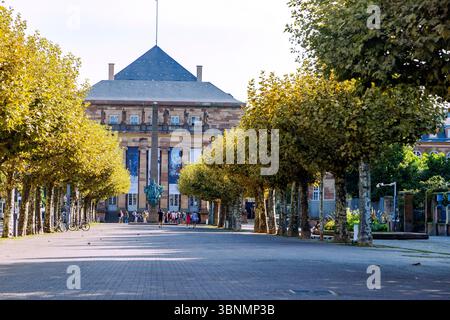 Place Broglie mit Hotel de Ville (Rathaus) und Blick auf die Oper in Straßburg im Unterrhein-Département Grand Est im Elsass in Frankreich Stockfoto