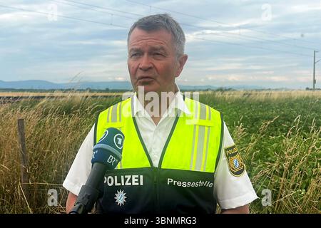 03. Juli 2025, Bayern, Straßkirchen: Günther Tomaschko, Chefinspektor und Polizeisprecher des niederbayerischen Polizeipräsidiums, gibt eine Erklärung ab, nachdem ein Mann mehrere Fahrgäste in einem ICE-Zug in Niederbayern angegriffen hatte. Der mutmaßliche Täter wurde verhaftet. Er hatte gefährliche Gegenstände bei dem Angriff benutzt. Foto: Ute Wessels/dpa Stockfoto