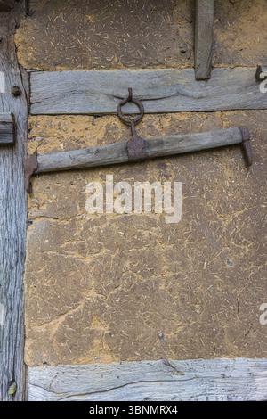 Antikes altes Holz - eiserne Dekoration, altes Pferdegeschirr als Dekoration Stockfoto