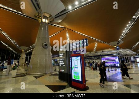 Kuala Lumpur, Malaysia - 6. Dezember 2022: Panoramablick auf die Abflughalle des internationalen Flughafens KLIA. Stockfoto
