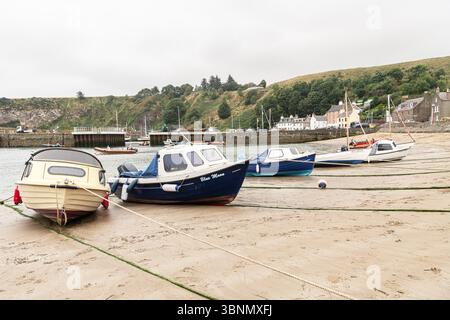 Boote an der Küste in Stonehaven - Cowie Harbour, Aberdeenshire, Schottland Stockfoto