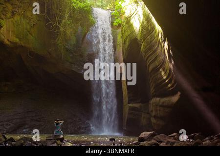 Touristen betrachten den Wasserfall in der Höhle Stockfoto
