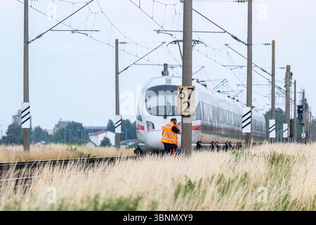 03. Juli 2025, Bayern, Straßkirchen: Der ICE-Zug, bei dem ein Mann mehrere Fahrgäste in Niederbayern attackierte. Der mutmaßliche Täter wurde verhaftet. Er hatte gefährliche Gegenstände bei dem Angriff benutzt. Foto: Armin Weigel/dpa Stockfoto