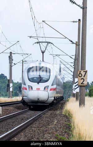 03. Juli 2025, Bayern, Straßkirchen: Der ICE-Zug, bei dem ein Mann mehrere Fahrgäste in Niederbayern attackierte. Der mutmaßliche Täter wurde verhaftet. Er hatte gefährliche Gegenstände bei dem Angriff benutzt. Foto: Armin Weigel/dpa Stockfoto