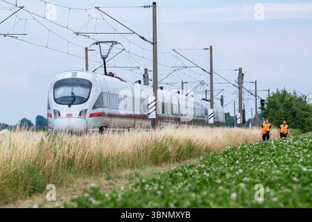 03. Juli 2025, Bayern, Straßkirchen: Der ICE-Zug, bei dem ein Mann mehrere Fahrgäste in Niederbayern attackierte. Der mutmaßliche Täter wurde verhaftet. Er hatte gefährliche Gegenstände bei dem Angriff benutzt. Foto: Armin Weigel/dpa Stockfoto