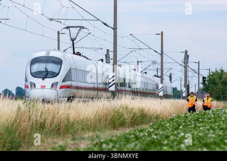 03. Juli 2025, Bayern, Straßkirchen: Der ICE-Zug, bei dem ein Mann mehrere Fahrgäste in Niederbayern attackierte. Der mutmaßliche Täter wurde verhaftet. Er hatte gefährliche Gegenstände bei dem Angriff benutzt. Foto: Armin Weigel/dpa Stockfoto