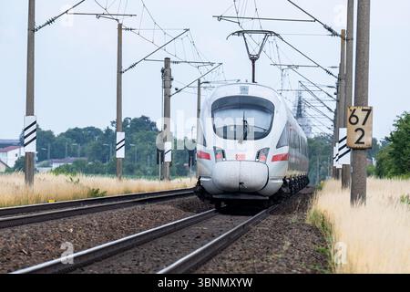 03. Juli 2025, Bayern, Straßkirchen: Der ICE-Zug, bei dem ein Mann mehrere Fahrgäste in Niederbayern attackierte. Der mutmaßliche Täter wurde verhaftet. Er hatte gefährliche Gegenstände bei dem Angriff benutzt. Foto: Armin Weigel/dpa Stockfoto