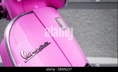 Geparkter Vespa-Roller in der Münchner Innenstadt Stockfoto