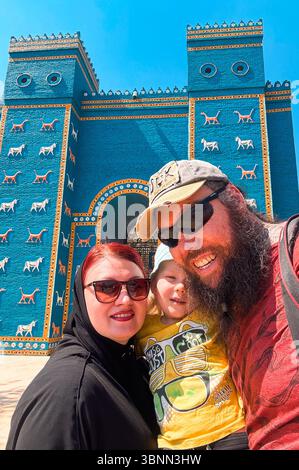Eine Familie genießt ihren Besuch am historischen Ishtar-Tor im Irak und fängt einen fröhlichen Moment an einem sonnigen Tag ein. Stockfoto