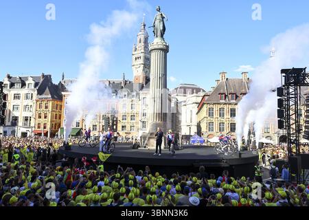 Lille, Frankreich. Juli 2025. Die Teampräsentation vor dem Tour de France Radrennen 2025 in Lille, Frankreich, am Donnerstag, den 03. Juli 2025. Die 112. Ausgabe der Tour de France beginnt am Samstag, den 5. Juli in Lille, Frankreich, und endet am 27. Juli in Paris. BELGA FOTO DAVID PINTENS Credit: Belga News Agency/Alamy Live News Stockfoto