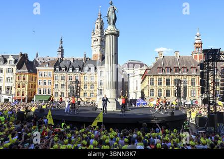 Lille, Frankreich. Juli 2025. Die Teampräsentation vor dem Tour de France Radrennen 2025 in Lille, Frankreich, am Donnerstag, den 03. Juli 2025. Die 112. Ausgabe der Tour de France beginnt am Samstag, den 5. Juli in Lille, Frankreich, und endet am 27. Juli in Paris. BELGA FOTO DAVID PINTENS Credit: Belga News Agency/Alamy Live News Stockfoto