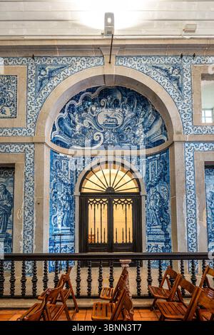 Das Innere der Kirche Santa Maria in Sesimbra, Portugal. Igreja de Nossa Senhora do Castelo. Kleiner Schrein, weißes Gebäude aus dem 17. Jahrhundert mit rotem Do Stockfoto