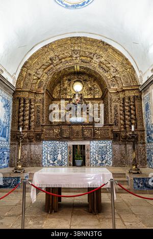 Das Innere der Kirche Santa Maria in Sesimbra, Portugal. Igreja de Nossa Senhora do Castelo. Kleiner Schrein, weißes Gebäude aus dem 17. Jahrhundert mit rotem Do Stockfoto