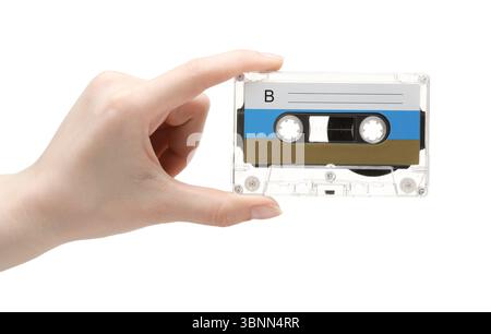 Frau mit Tonkassette mit leerem Etikett auf weißem Hintergrund, Nahaufnahme Stockfoto