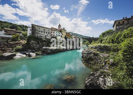 Die slowenische Gemeinde Kanal ob Soci mit der kleinen Stadt Kanal und der Brücke über den türkisfarbenen Fluss Soca. Stockfoto
