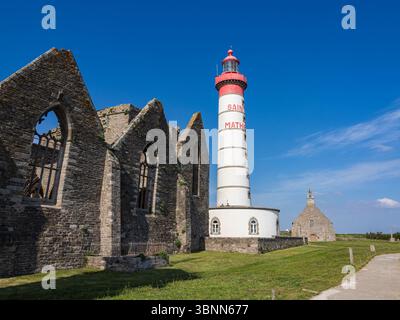 Plougonvelin, Frankreich – 20. Mai 2025: Der Leuchtturm von Saint-Mathieu mit den mittelalterlichen Ruinen der Abbaye Saint-Mathieu de Fine-Terre im Vorland Stockfoto