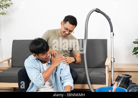 Liebevolles LGBTQIA-Paar, das sich zu Hause entspannt Stockfoto