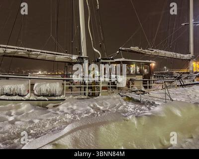 Europa, Norwegen, Tromsö, das Schiff Barquentine Antigua im Schneesturm Stockfoto