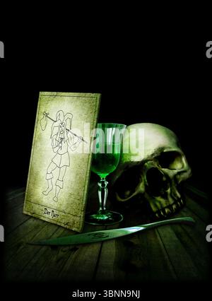 Ein Schädel, Glas mit Absinth, Tarotkarte, Narr, Witz, Absinthbesteck Stockfoto