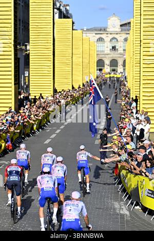 Lille, Frankreich. Juli 2025. Die Teampräsentation vor dem Tour de France Radrennen 2025 in Lille, Frankreich, am Donnerstag, den 03. Juli 2025. Die 112. Ausgabe der Tour de France beginnt am Samstag, den 5. Juli in Lille, Frankreich, und endet am 27. Juli in Paris. BELGA FOTO JASPER JACOBS Credit: Belga News Agency/Alamy Live News Stockfoto