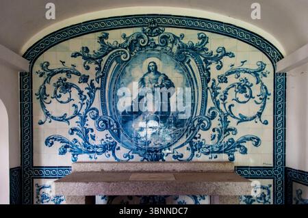 Detail mit handgefertigten Fliesen in einer ruinierten und verlassenen Kirche Stockfoto