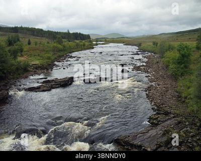 Bridge of Orchy, Argyll, Scottish Highlands. Blick nach Norden vom West Highland Way entlang des River Orchy in Richtung Meall Beag auf Rannoch Moor. Stockfoto