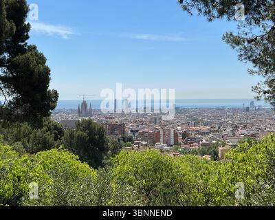 Atemberaubender Panoramablick auf Barcelona mit der Sagrada Familia an einem sonnigen Tag. Stockfoto
