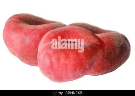 Drei chinesische Donut-Pfirsiche auf weißem Hintergrund. Stockfoto