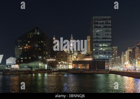 Die Skyline von Liverpool spiegelt sich nachts im Canning Dock Stockfoto
